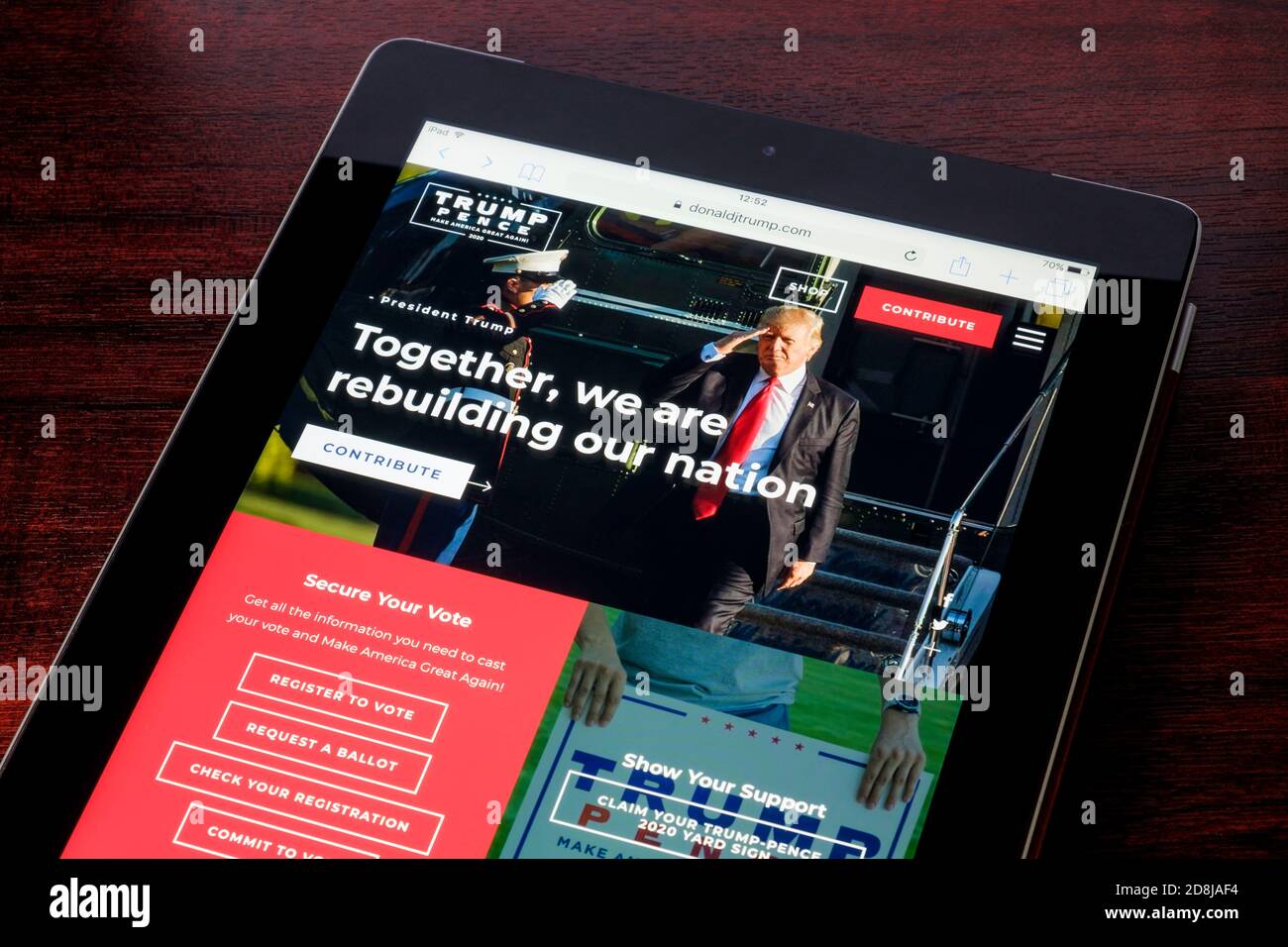 Il sito Web ufficiale della campagna elettorale presidenziale statunitense di Donald Trump del 2020 è raffigurato su un iPad. Foto Stock