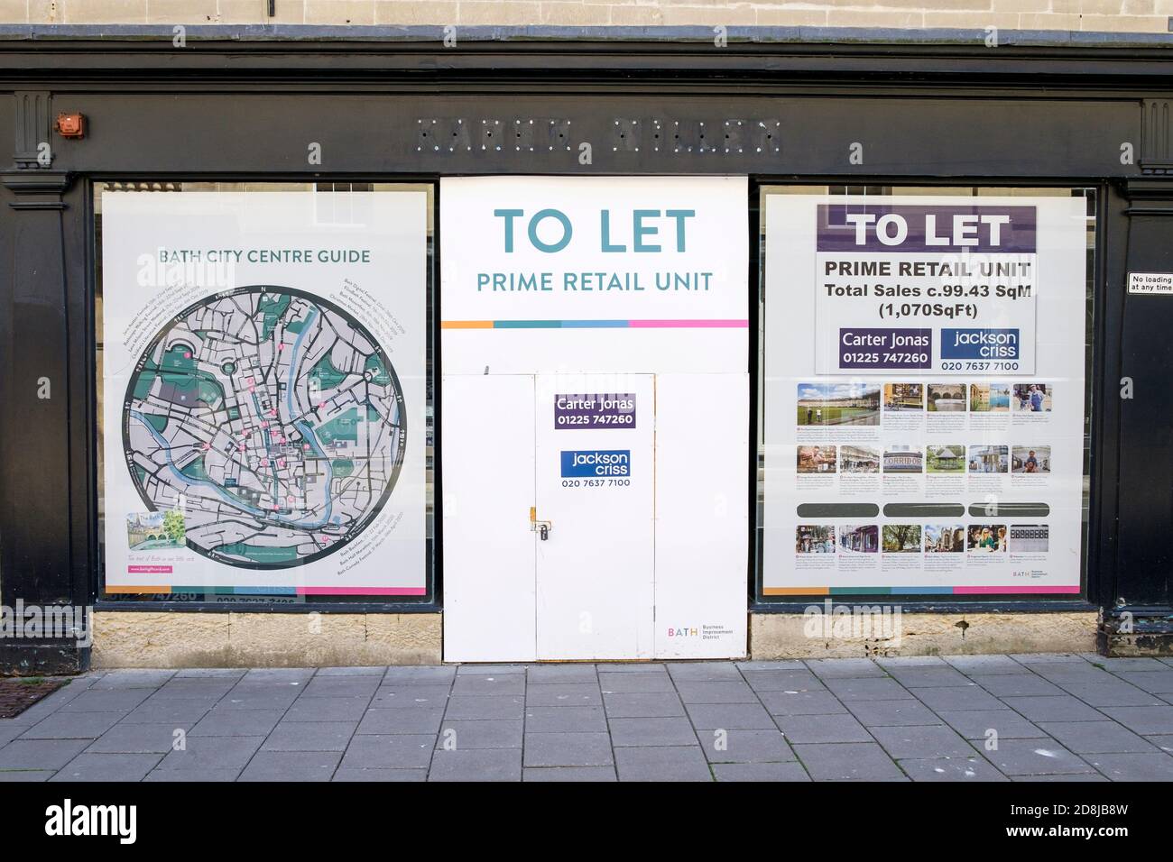 Boded Up Shops nel centro di Bath, Regno Unito, agosto 2023. Molte strade britanniche hanno visto un aumento del numero di negozi abbandonati. Foto Stock