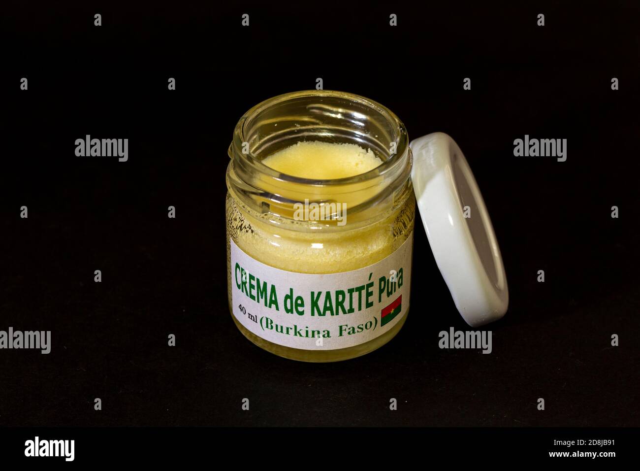 Vasetto di crema pura al burro di karité fatto a mano in Burkina Fasso. Come riportato sulla bottiglia senza marchi o logo Foto Stock