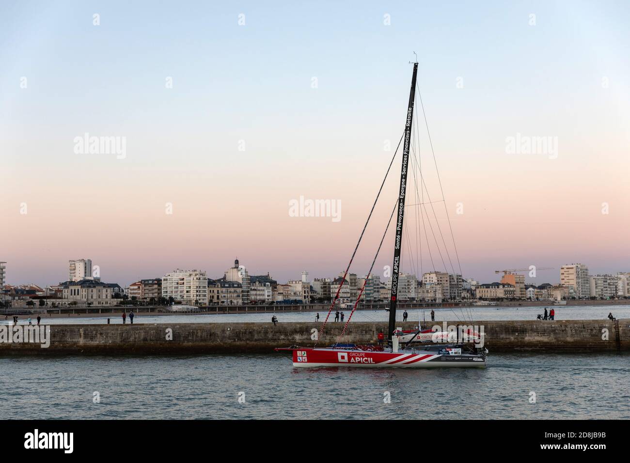 LES SABLES D'OLONNE, FRANCIA - 30 OTTOBRE 2020: Damien Seguin boat (Groupe Apicil) nel canale per il Vendee Globe 2020 il 30,2020 ottobre. Foto Stock