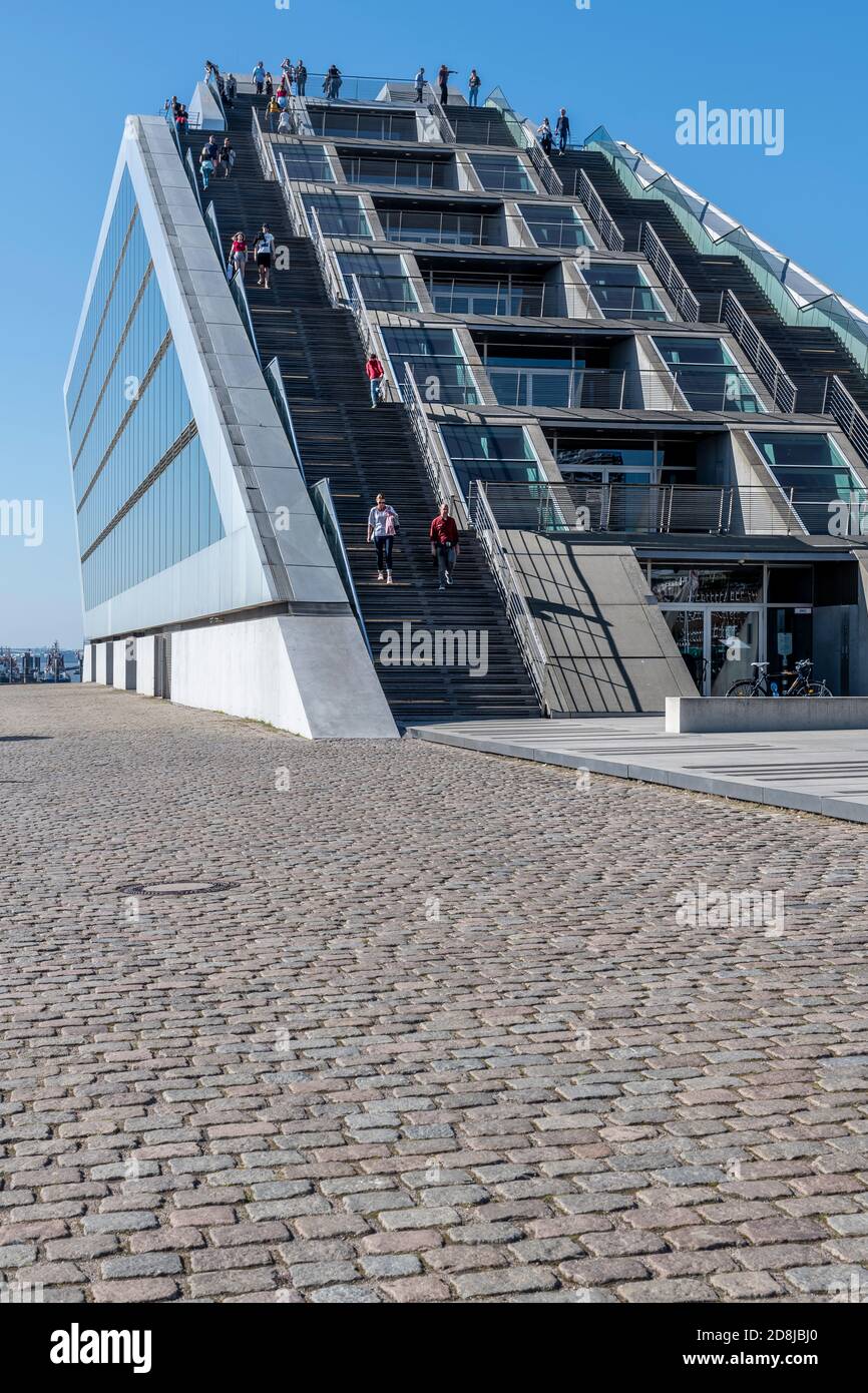 Questo elegante edificio a forma di nave è il Dockland Office Building ad Amburgo. Sopra gli uffici si trovano i gradini fino alla piattaforma di osservazione sul tetto. Foto Stock