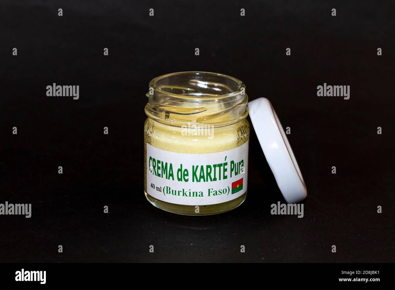 Vasetto di crema pura al burro di karité fatto a mano in Burkina Fasso. Come riportato sulla bottiglia senza marchi o logo Foto Stock