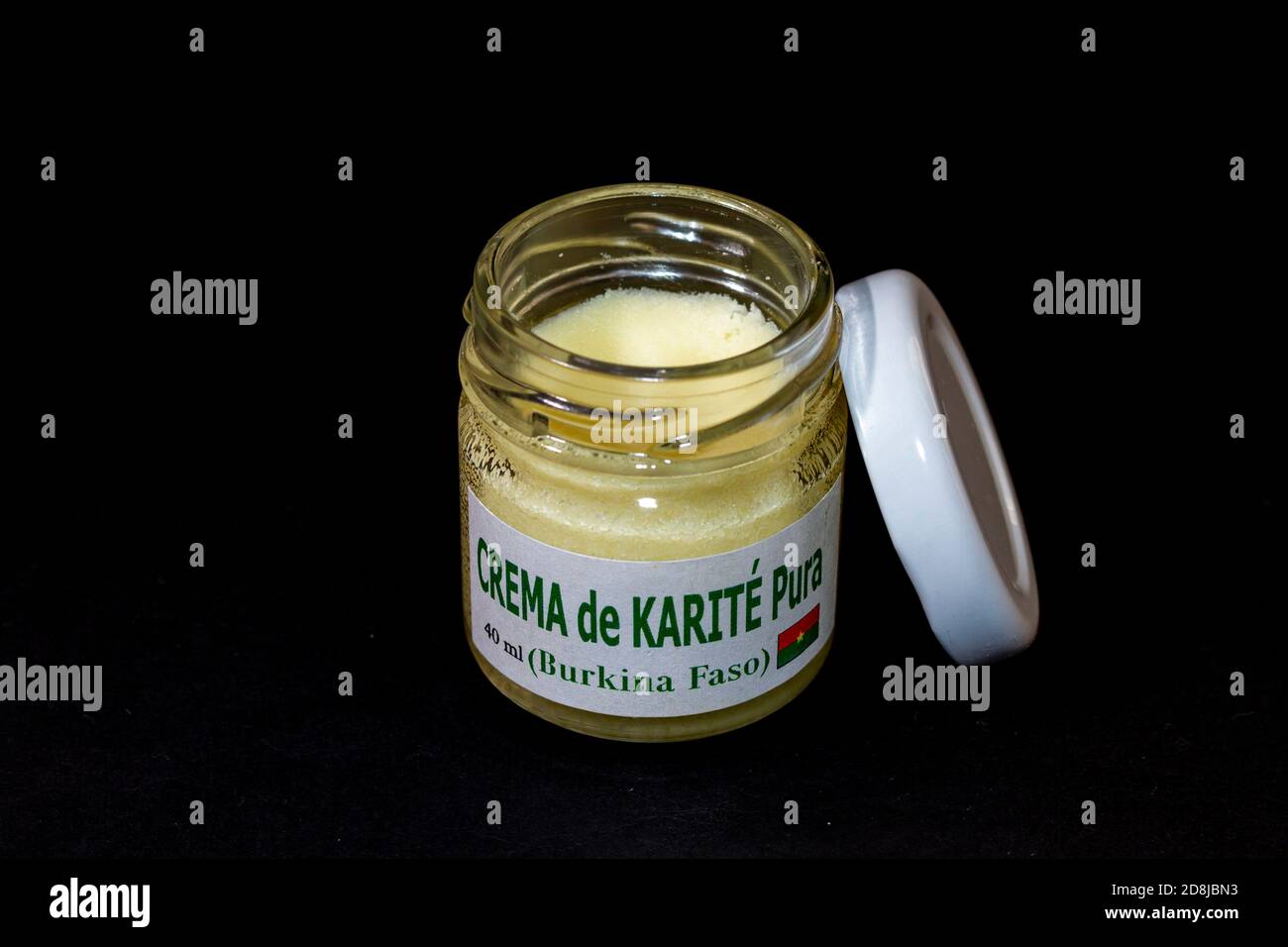 Vasetto di crema pura al burro di karité fatto a mano in Burkina Fasso. Come riportato sulla bottiglia senza marchi o logo Foto Stock