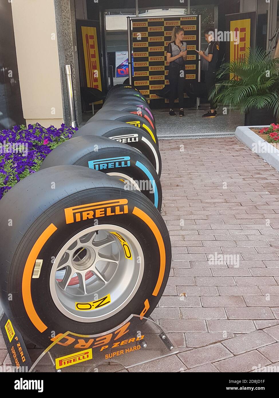 Le ruote Pirelli si sono allineate portando all'ingresso decorato della brand villa al Paddock di F1 con personale femminile all'ingresso Foto Stock
