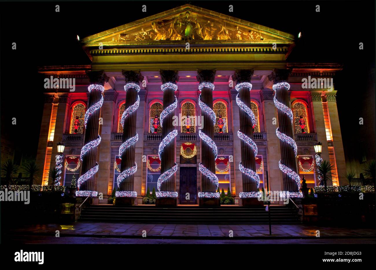 The Dome, George Street, Edimburgo, Scozia, Regno Unito. 30 ottobre 2020. Il Dome Bar and Restaurant nel centro della città vuole portare un po' di allegria e iniziare a celebrare il piombo fino a Natale con la sua decorazione annuale degli esterni del suggestivo edificio. Attualmente chiuso a causa dell'interruttore di circuito Covid-19, bar e ristoranti nel centro della Scozia saranno sostituiti con un sistema a più livelli in vigore da lunedì 2 novembre. Riapertura martedì 3 novembre, orario: Dalle 11:00 alle 18:00, 7 giorni su 7. Foto Stock