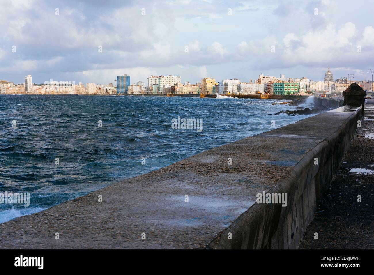 Malecon Tramonto. La Malecón, ufficialmente Avenida de Maceo, è un'ampia spianata, strada e muro di mare che si estende per 8 km lungo la costa dell'Avana Foto Stock