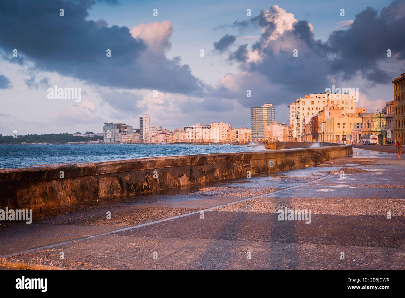 Malecon Tramonto. La Malecón, ufficialmente Avenida de Maceo, è un'ampia spianata, strada e muro di mare che si estende per 8 km lungo la costa dell'Avana Foto Stock