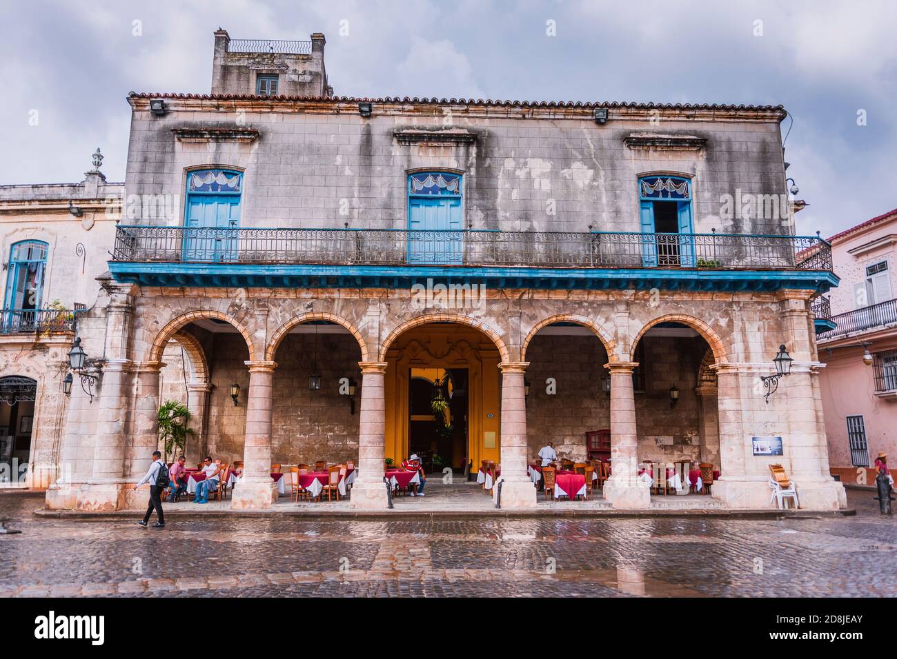 Palazzo dei Marchesi di Aguas Claras-Palacio del Marques de Aguas Claras. Paladar El patio. Edificio sulla plaza de la Catedral, l'Avana, Cuba, Lat Foto Stock