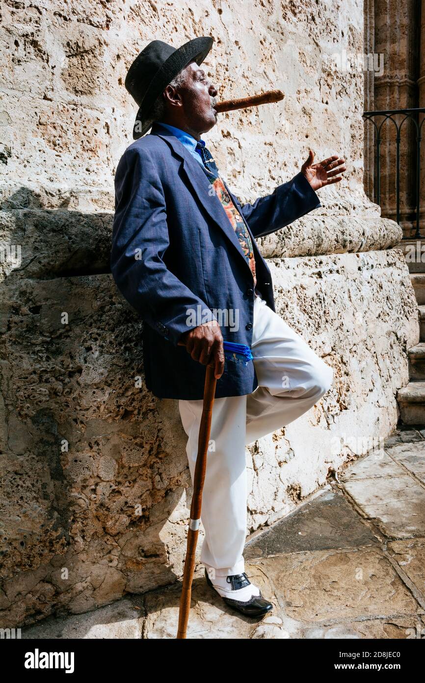 Un sigaro cubano per fumatori vestito in modo impeccabile per le strade di l'Avana. La Habana - la Havana, Cuba, America Latina e Caraibi Foto Stock