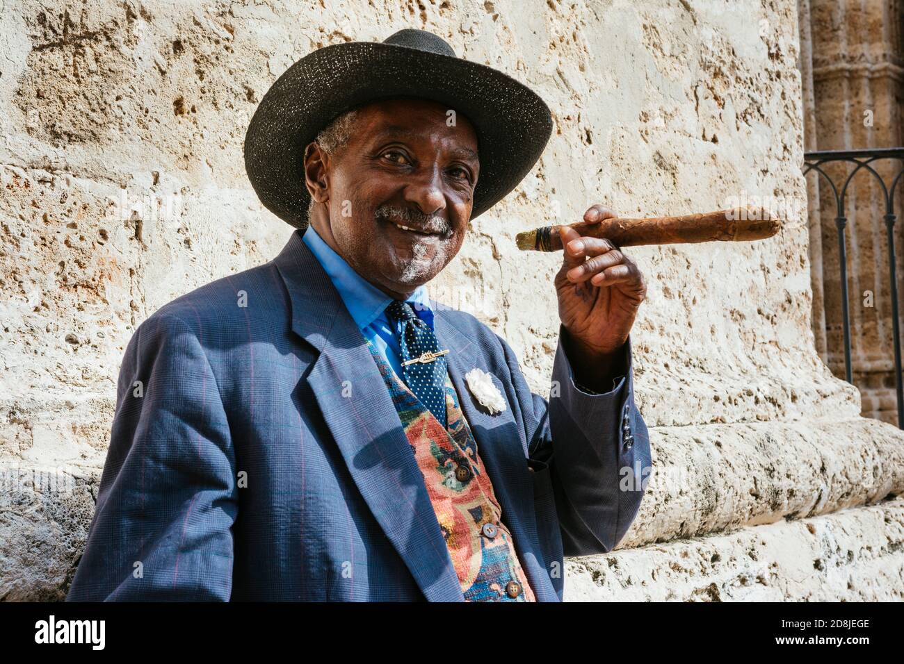 Un sigaro cubano per fumatori vestito in modo impeccabile per le strade di  l'Avana. La Habana - la Havana, Cuba, America Latina e Caraibi Foto stock -  Alamy