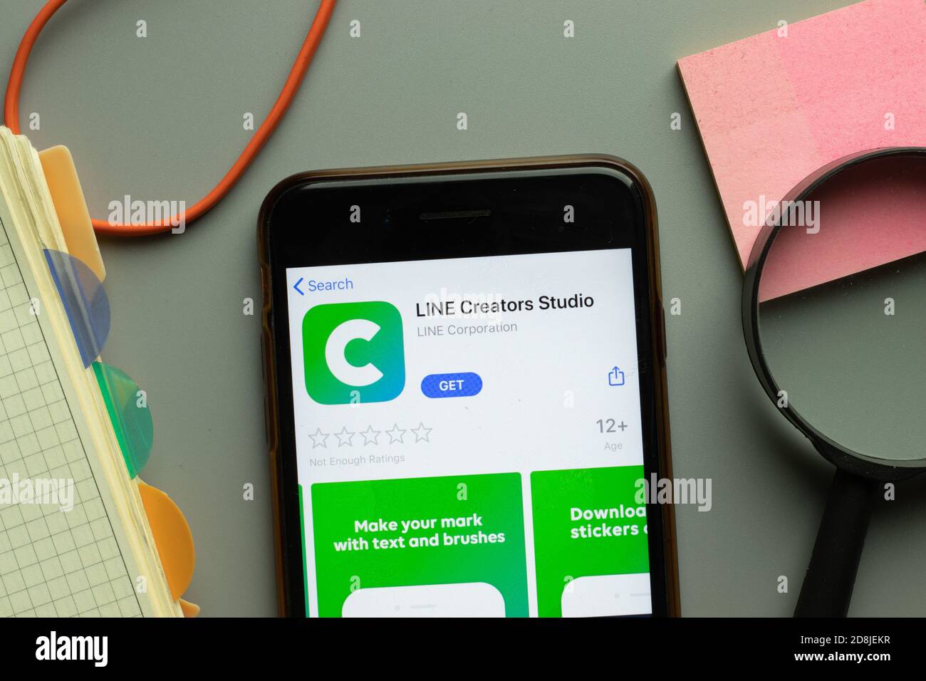 New York, USA - 26 Ottobre 2020: Logo dell'app mobile di Line Creators Studio su schermo del telefono, editoriale illustrativo Foto Stock