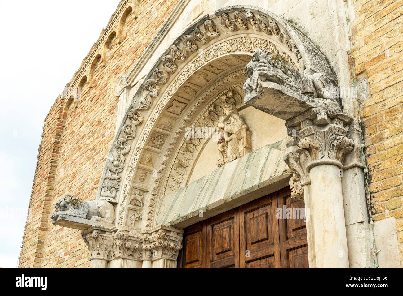 La chiesa di Santa Maria a Mare, nei pressi di Giulianova, è un bell'esempio di romanico in mattoni. Foto Stock