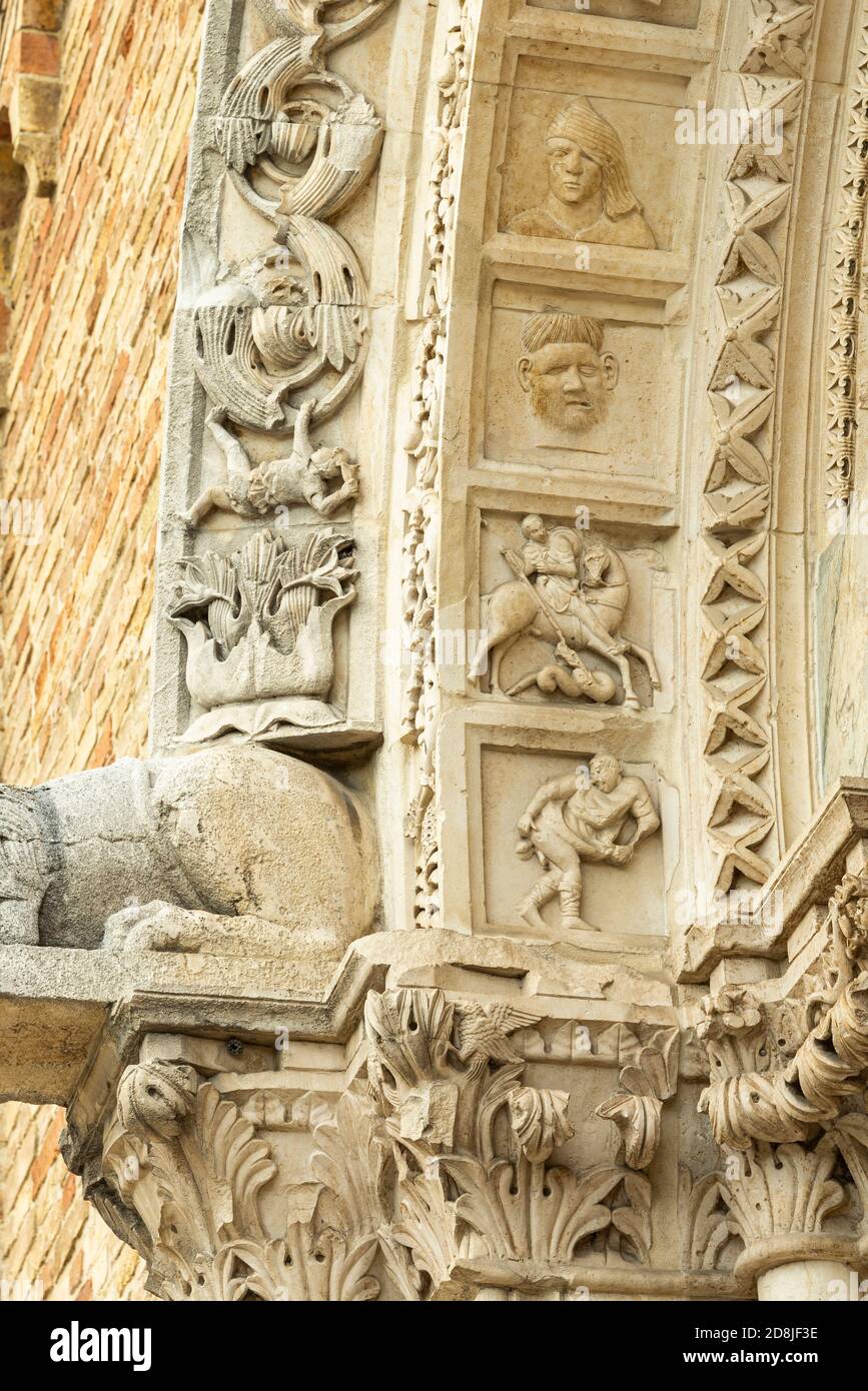 La chiesa di Santa Maria a Mare, nei pressi di Giulianova, è un bell'esempio di romanico in mattoni. Particolare del portale d'ingresso. Foto Stock