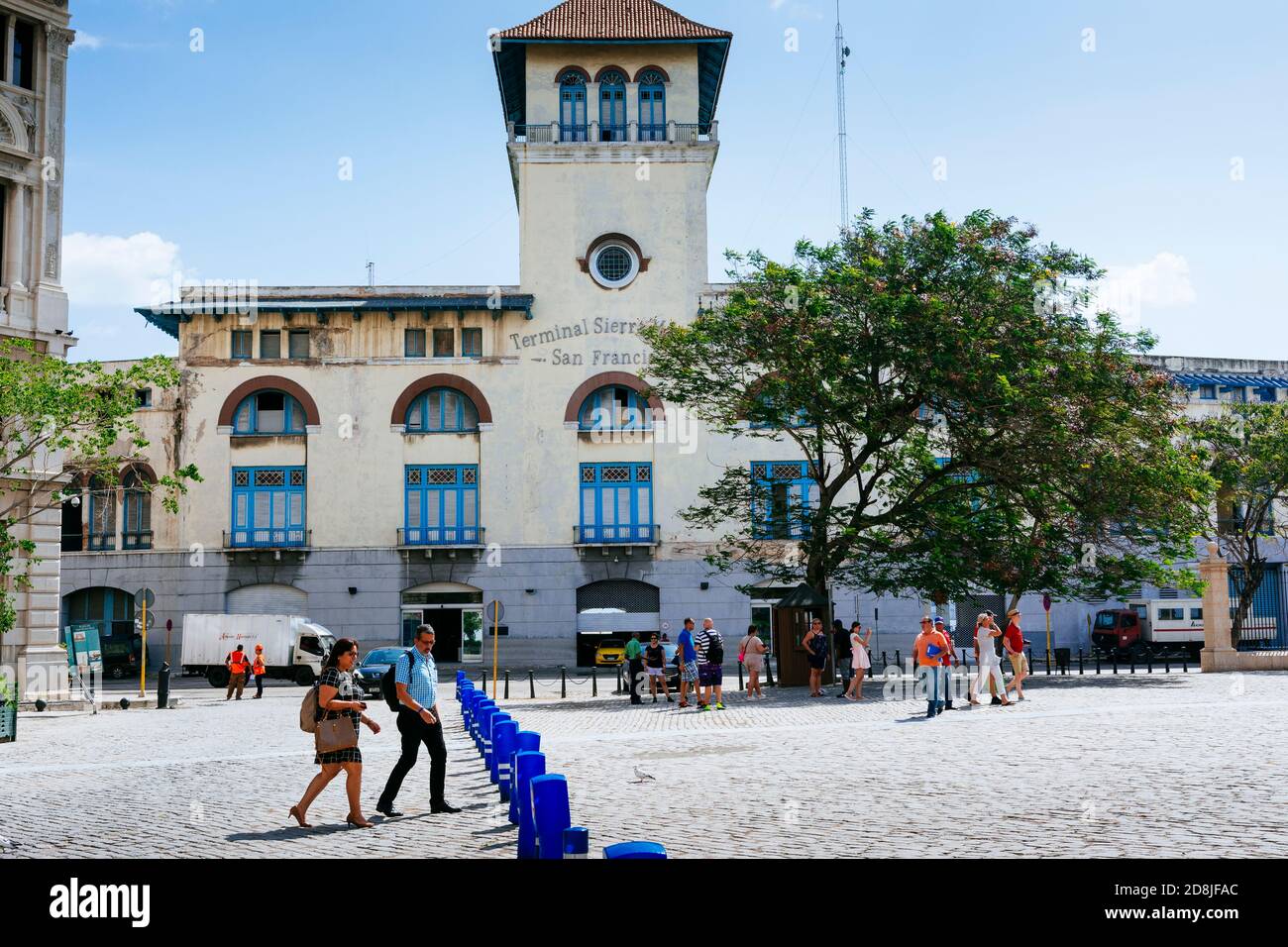 Il terminal delle navi da crociera Sierra Maestra si trova nella Baia di l'Avana, nel centro storico della capitale cubana. Un significativo edificio di st eclettico Foto Stock