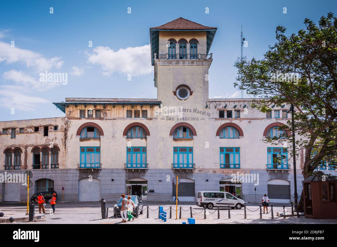 Il terminal delle navi da crociera Sierra Maestra si trova nella Baia di l'Avana, nel centro storico della capitale cubana. Un significativo edificio di st eclettico Foto Stock