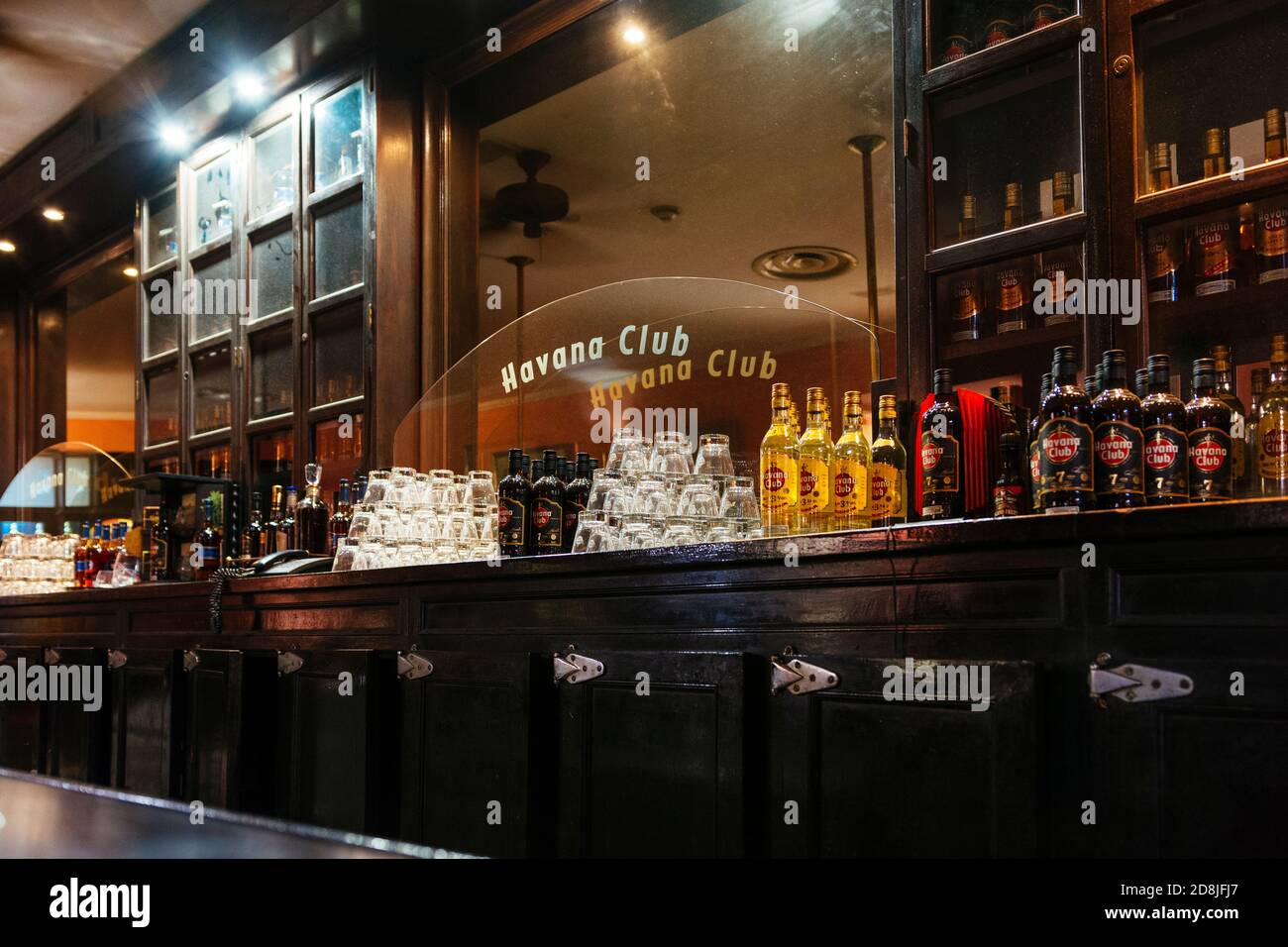 Bar in legno che ricorda gli stabilimenti di ristorazione che hanno reso l'Avana famosa negli anni '30. Il Museo Rum della Fondazione Havana Club. La Habana - Foto Stock