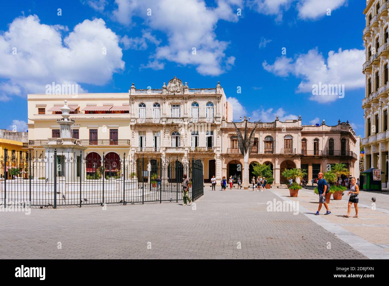 Edifici colorati in Plaza Vieja - Piazza Vecchia. Cuba, America Latina e Caraibi Foto Stock