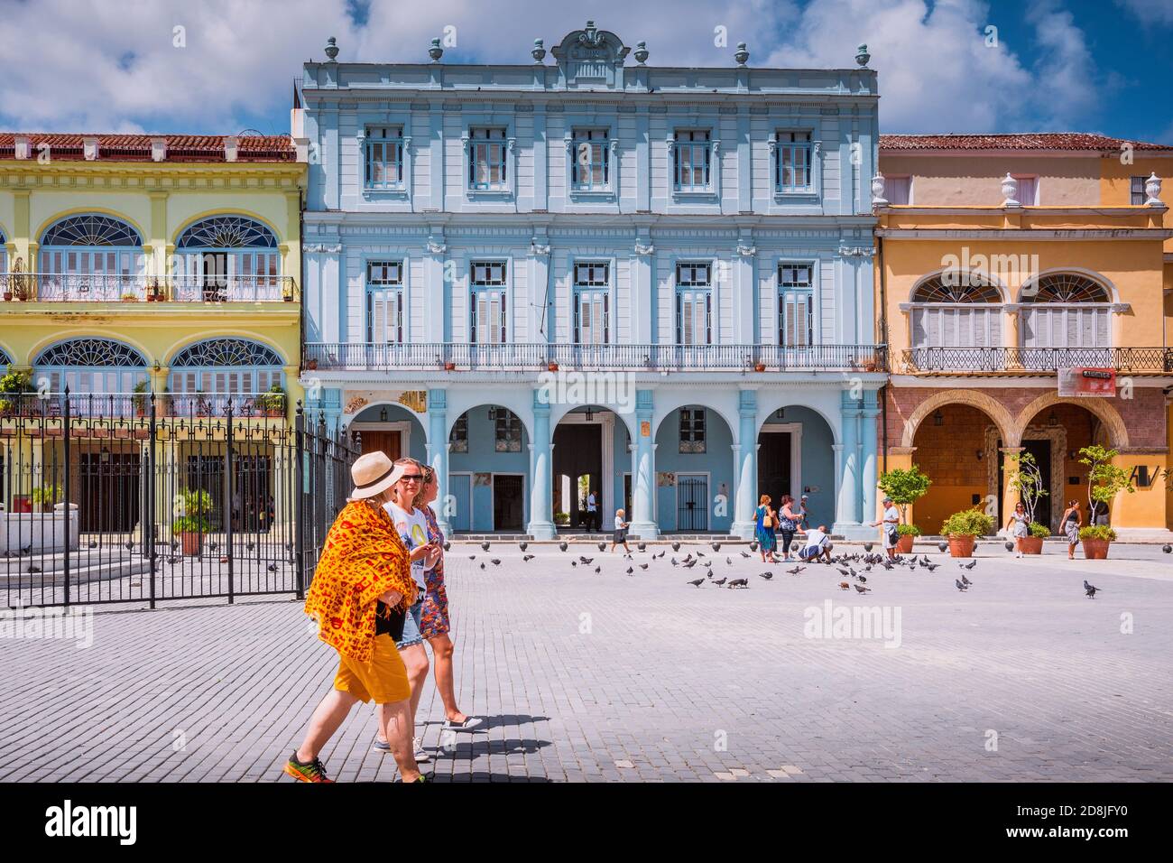Edifici colorati in Plaza Vieja - Piazza Vecchia. Cuba, America Latina e Caraibi Foto Stock