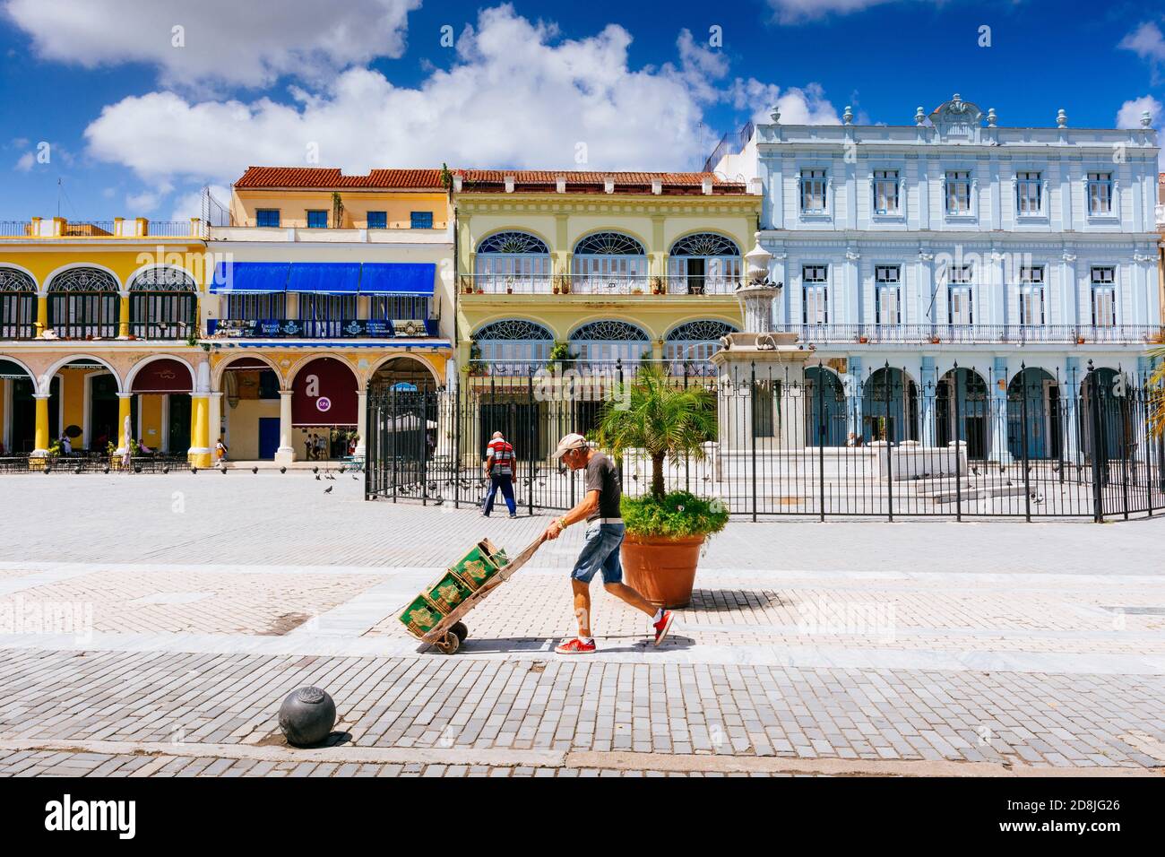 Uomo cubano che trasporta merci. Plaza Vieja - Piazza Vecchia. Cuba, America Latina e Caraibi Foto Stock