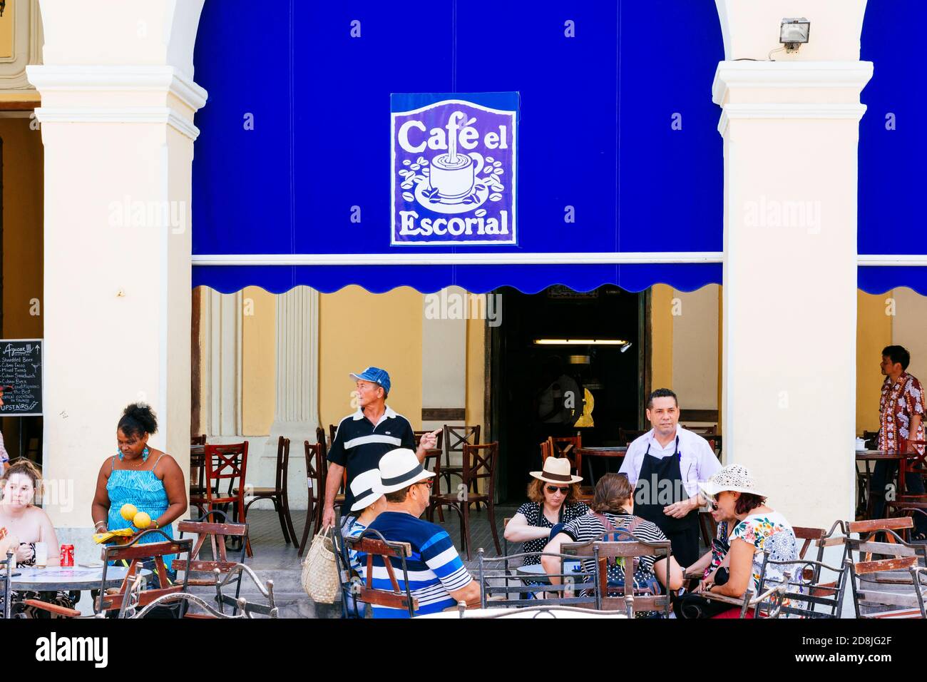 Terrazze bar. Plaza Vieja - Piazza Vecchia. Cuba, America Latina e Caraibi Foto Stock