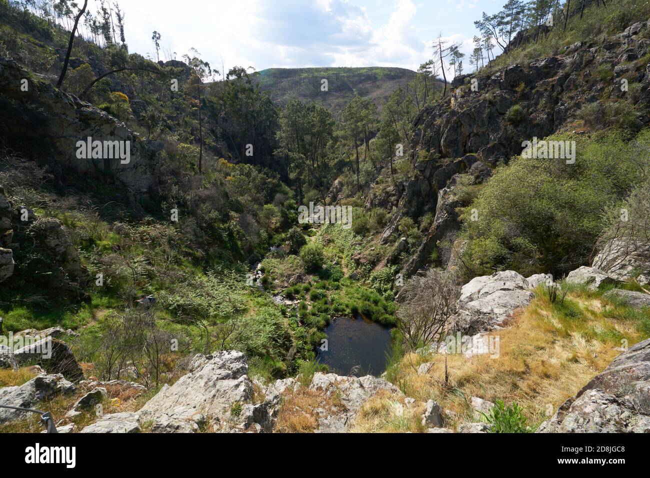 Vila de Rei paesaggio bellissimo paesaggio naturale con cascate e alberi verdi e gialli, in Portogallo Foto Stock