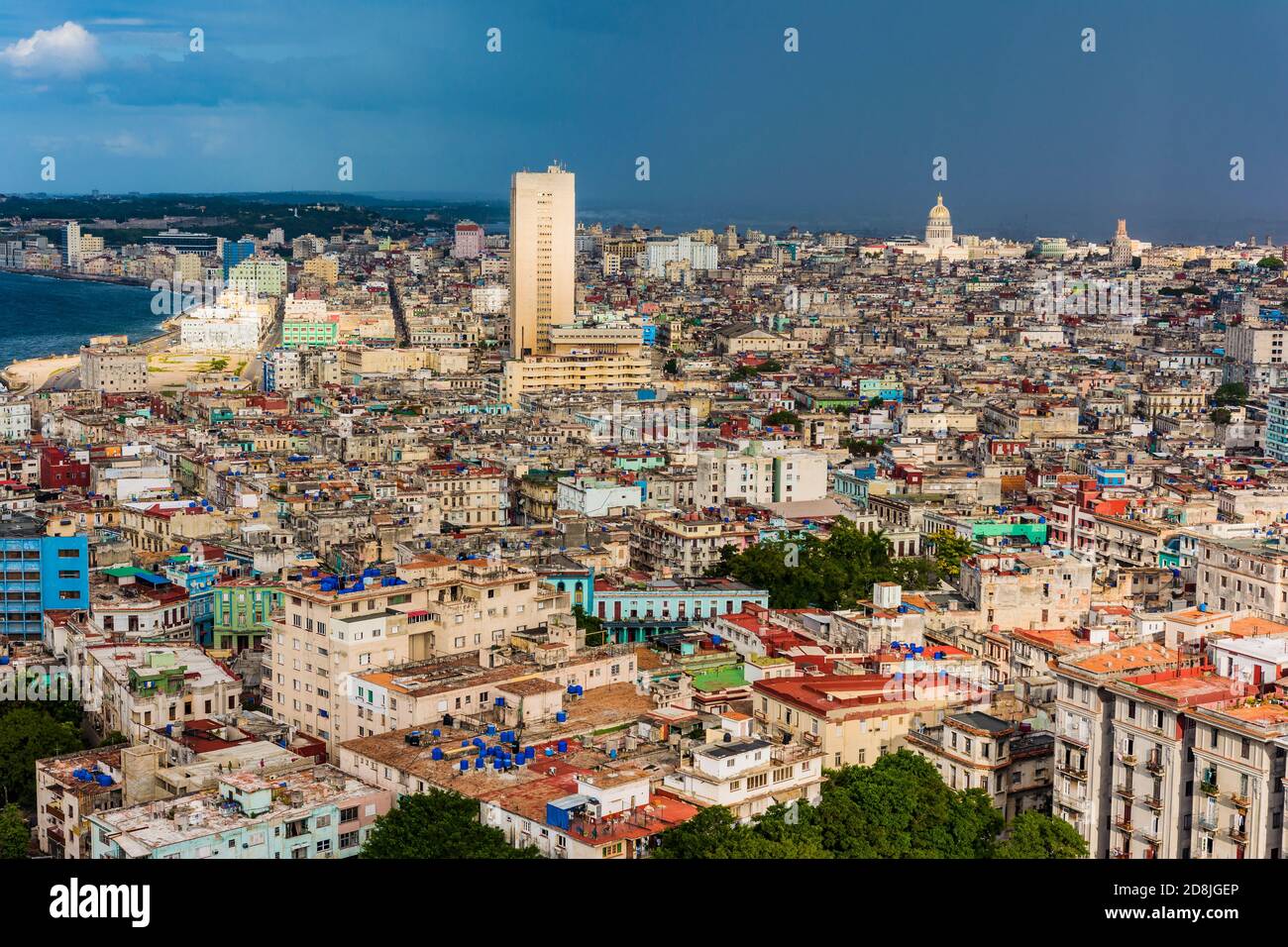 Vista aerea di Old Havana, Centro Habana y El Vedado al tramonto in un pomeriggio tempestoso. La Habana - la Havana, Cuba, America Latina e Caraibi Foto Stock