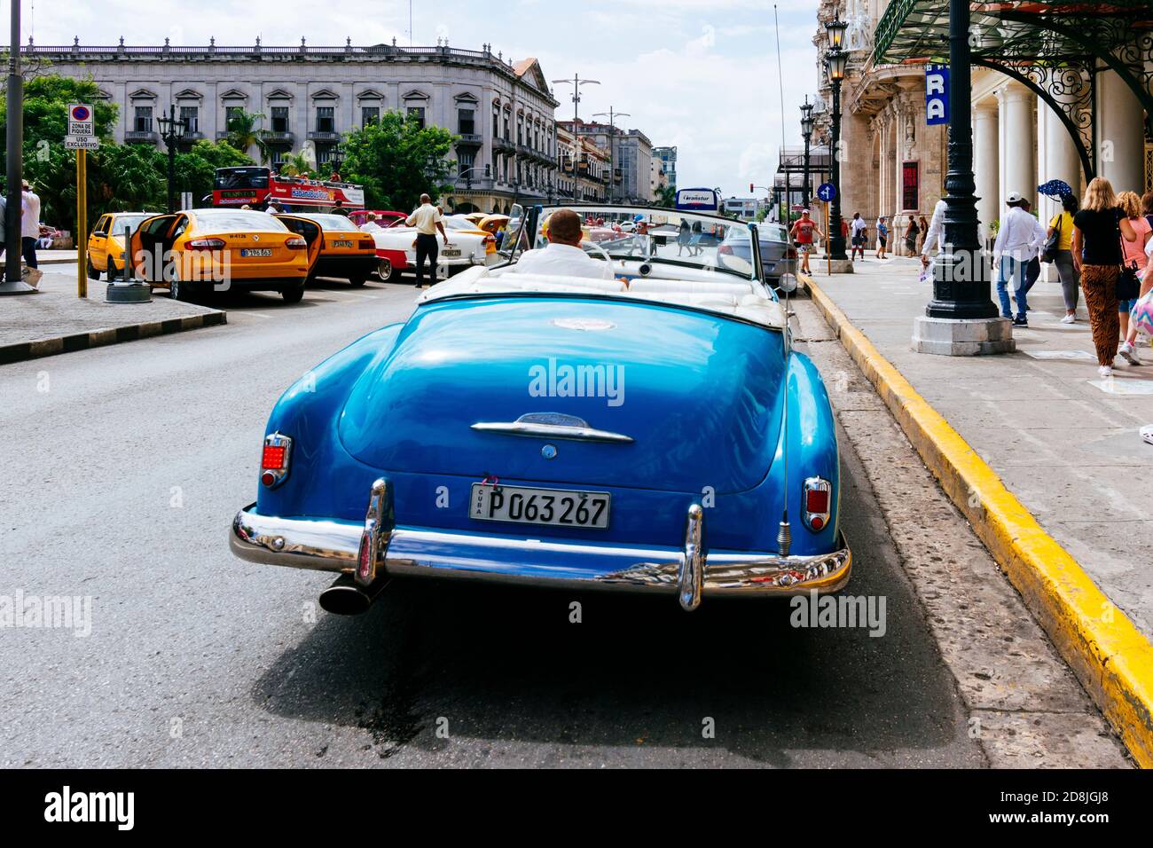 Auto classiche d'epoca colorate parcheggiate a l'Avana Vecchia. La Habana - la Havana, Cuba, America Latina e Caraibi Foto Stock