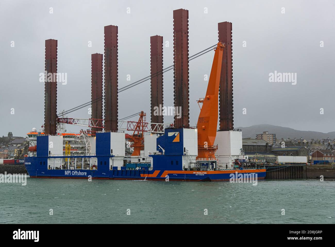 RISOLUZIONE MPI Installazione offshore e nave di manutenzione ormeggiata a Holyhead Harbour. Foto Stock