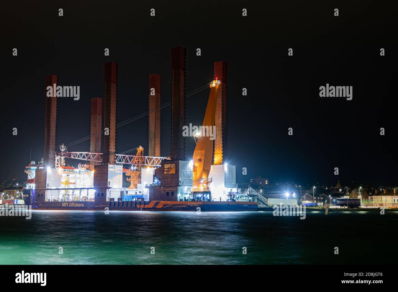 RISOLUZIONE MPI Installazione offshore e nave di manutenzione ormeggiata a Holyhead Harbour. Foto Stock