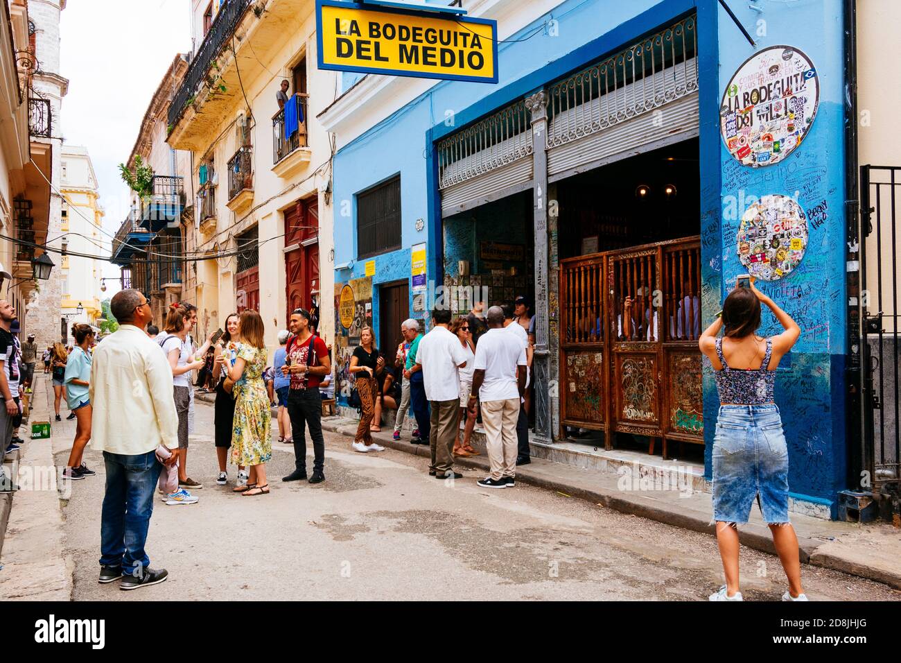 Empedrado Street. La Bodeguita del Medio è un ristorante tipico dell'Avana a Cuba, e uno dei luoghi turistici più importanti della città, dove molti visitatori Foto Stock