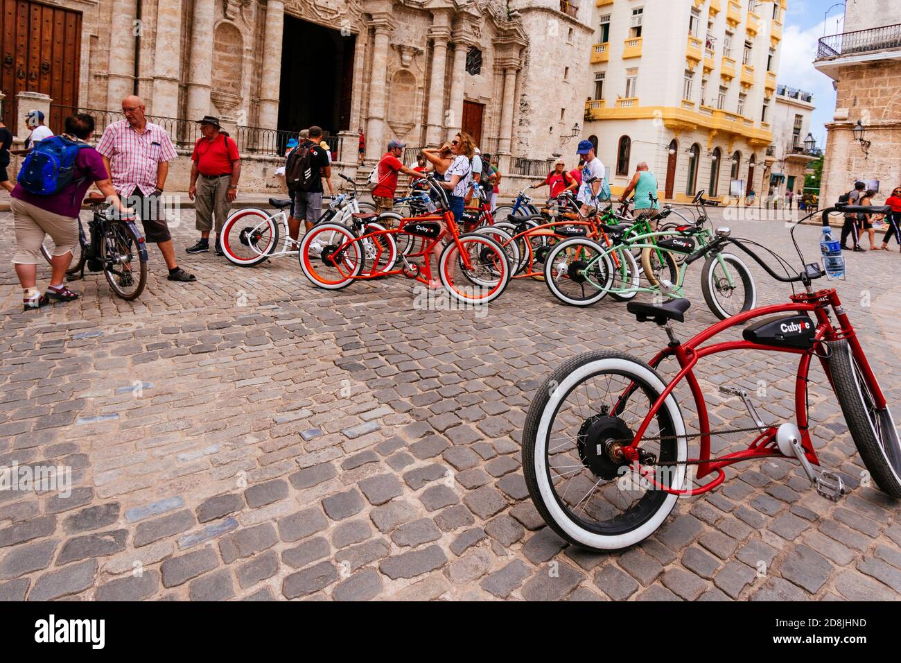 La gente prende in giro le biciclette noleggiate durante un tour della città. La Habana - la Havana, Cuba, America Latina e Caraibi Foto Stock