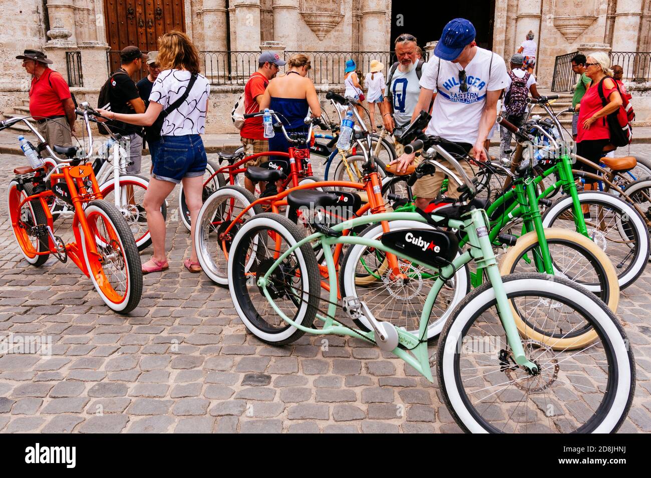 La gente prende in giro le biciclette noleggiate durante un tour della città. La Habana - la Havana, Cuba, America Latina e Caraibi Foto Stock
