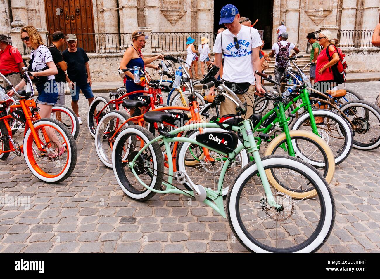 La gente prende in giro le biciclette noleggiate durante un tour della città. La Habana - la Havana, Cuba, America Latina e Caraibi Foto Stock