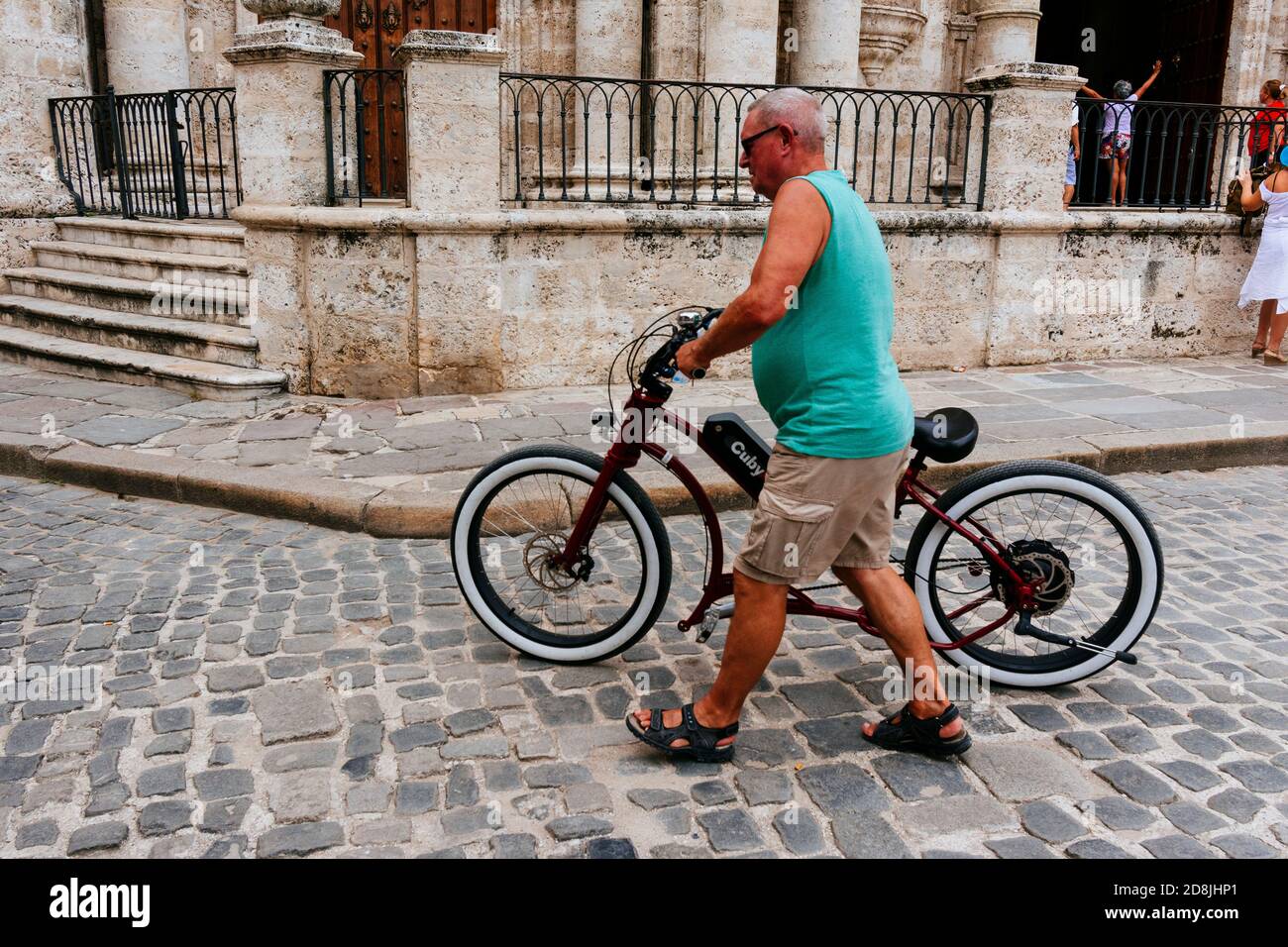 La gente prende in giro le biciclette noleggiate durante un tour della città. La Habana - la Havana, Cuba, America Latina e Caraibi Foto Stock