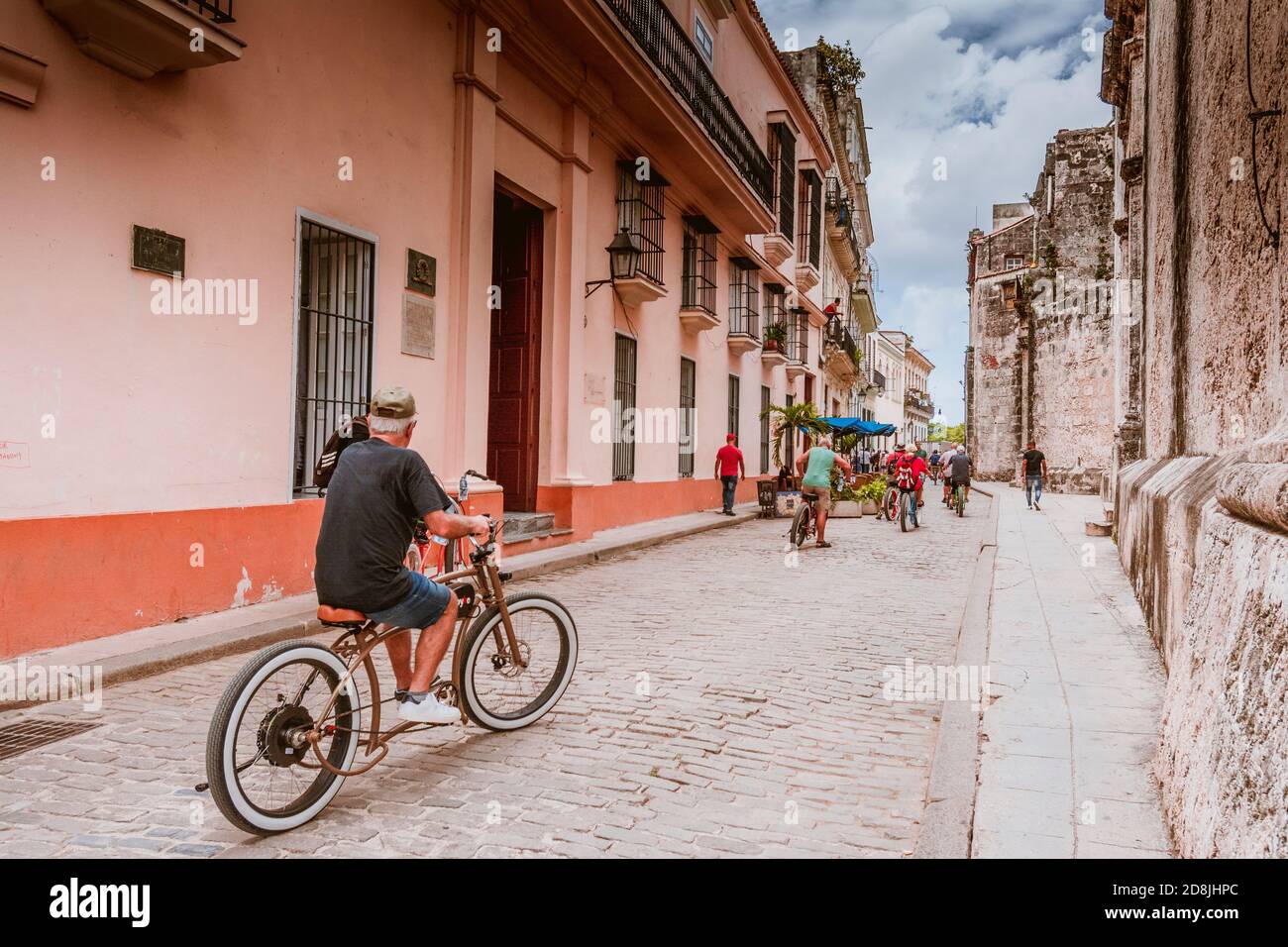 La gente prende in giro le biciclette noleggiate durante un tour della città. La Habana - la Havana, Cuba, America Latina e Caraibi Foto Stock
