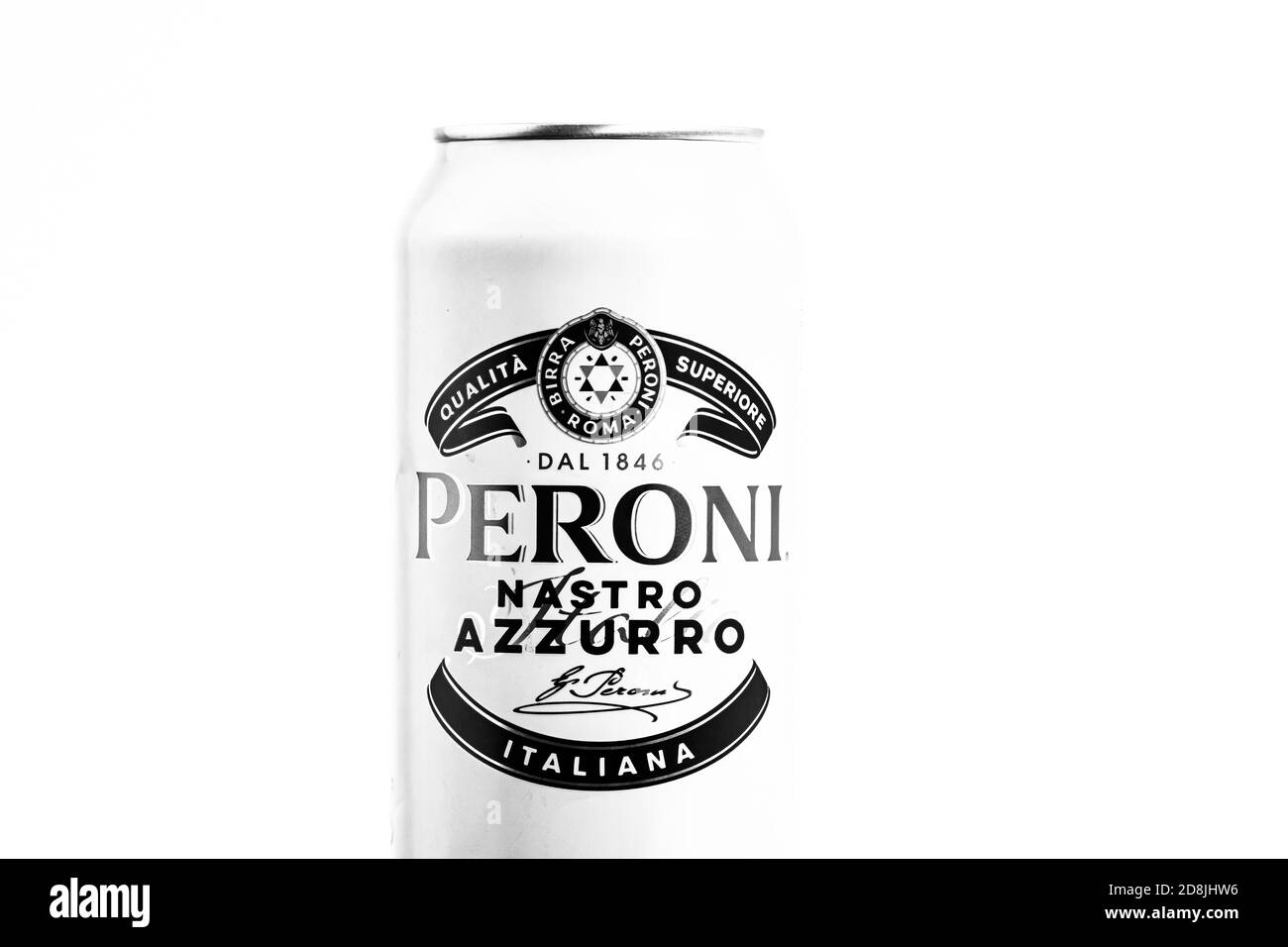 Peroni nastro Azzurro, una birra lager premium prodotta dal 1963 dalla  fabbrica di birra Peroni con sede a Roma, Italia. Foto in studio a  Bucarest, Romania, 20 Foto stock - Alamy