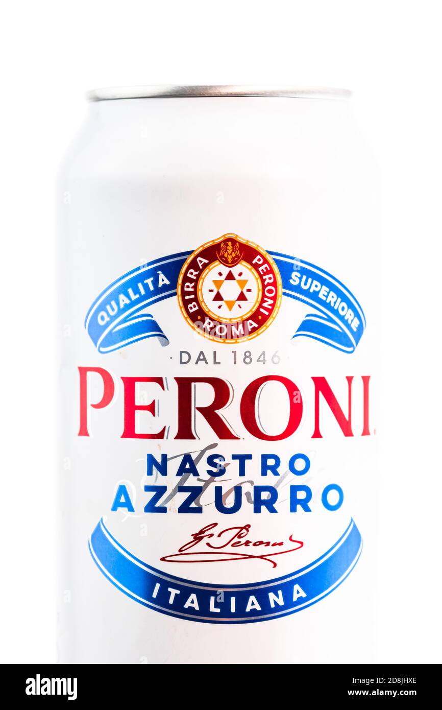 Peroni nastro Azzurro, una birra lager premium prodotta dal 1963 dalla  fabbrica di birra Peroni con sede a Roma, Italia. Foto in studio a  Bucarest, Romania, 20 Foto stock - Alamy