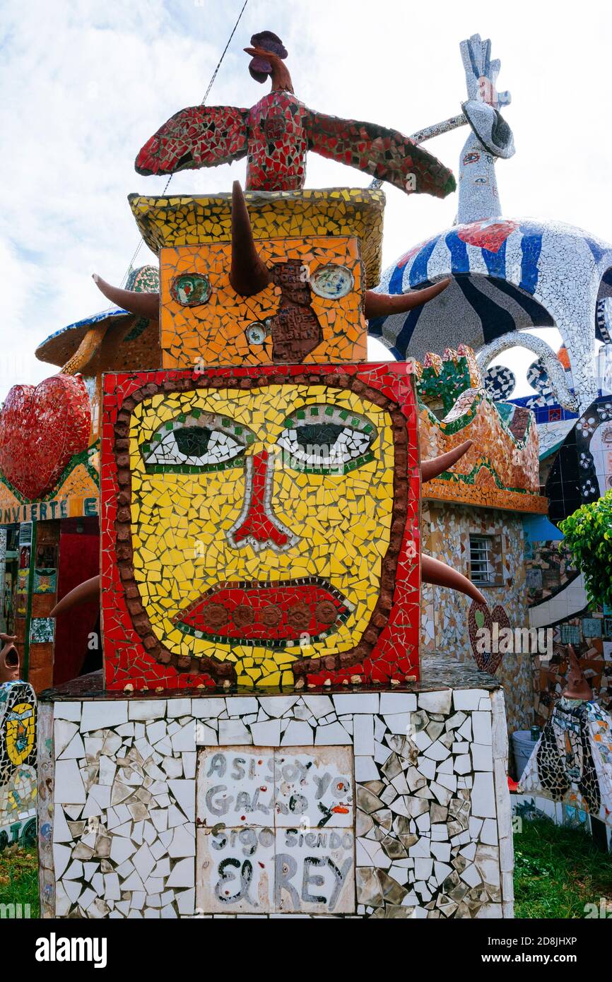 L'artista Jose Rodriguez Fuster ha creato Fusterland decorando la sua casa con ceramica colorata e tegola a mosaico in Jaimanitas. La Habana - la Havana, Foto Stock