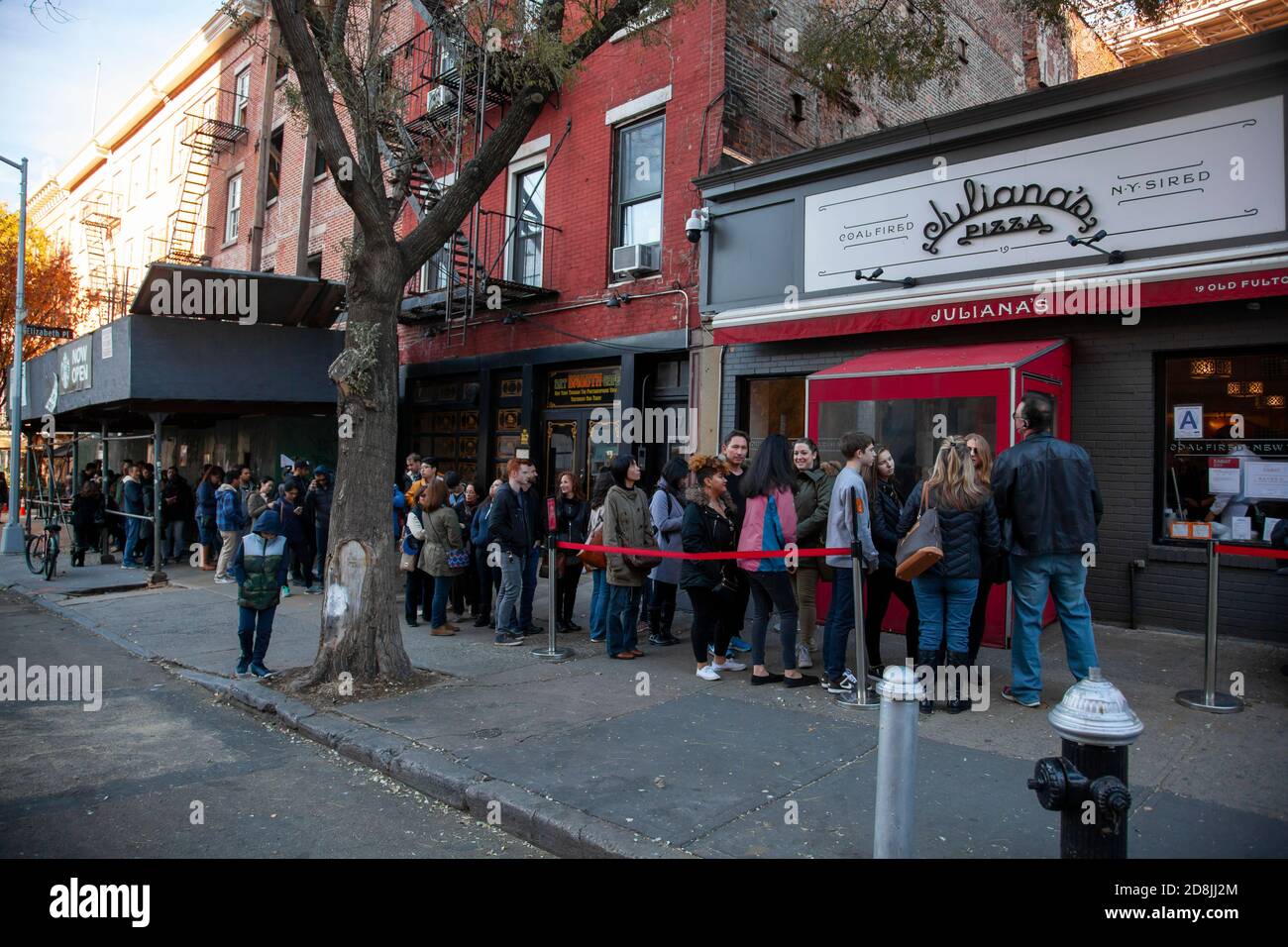 New York, USA 11/25/2017: Lunghe code si formano di fronte alla popolare Julianaa's Pizza, che è una delle mete preferite dagli amanti della pizza che visitano Brook Foto Stock