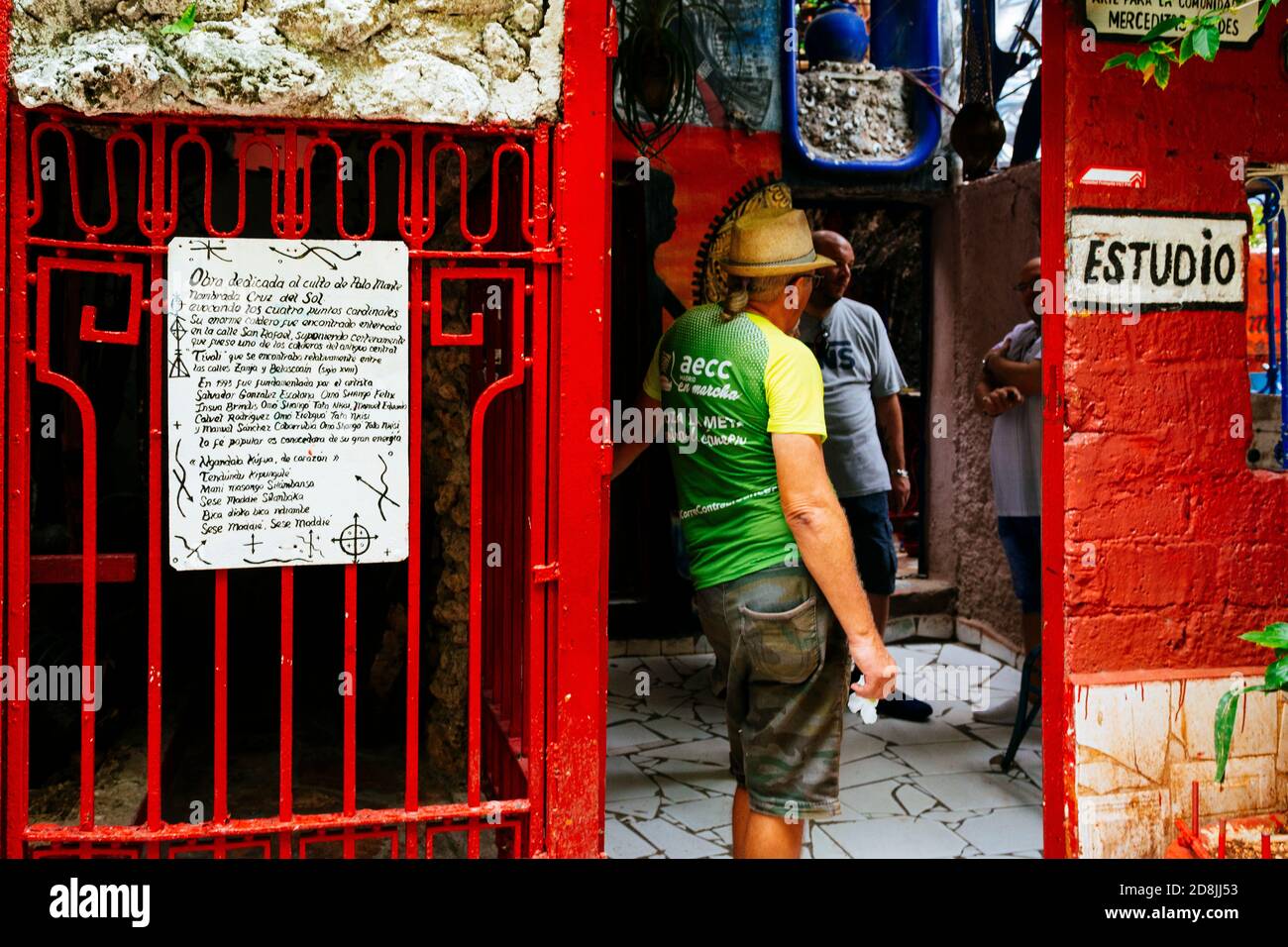 Callejón de Hamel. Il vicolo stretto è diventato un santuario per le religioni afro-cubane attraverso l'arte creata da Salvador González. Gli edifici sono fiancheggiati Foto Stock