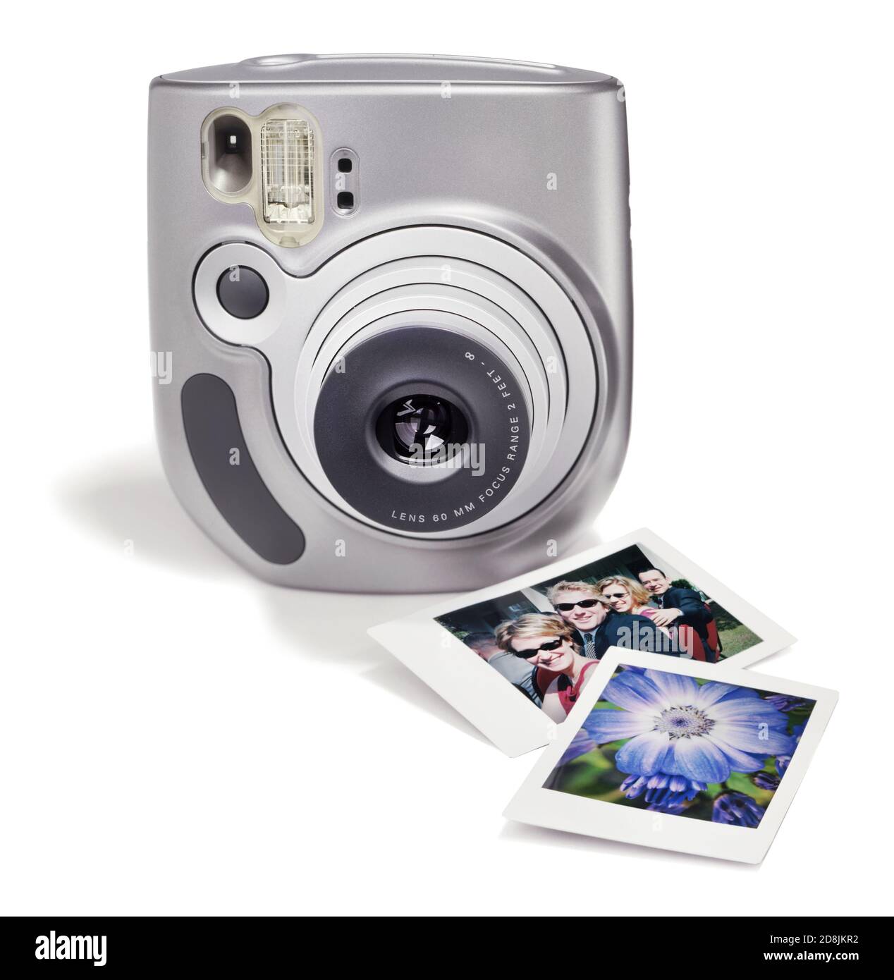una fotocamera a pellicola istantanea polaroid argento con 2 stampe fotografate su sfondo bianco Foto Stock