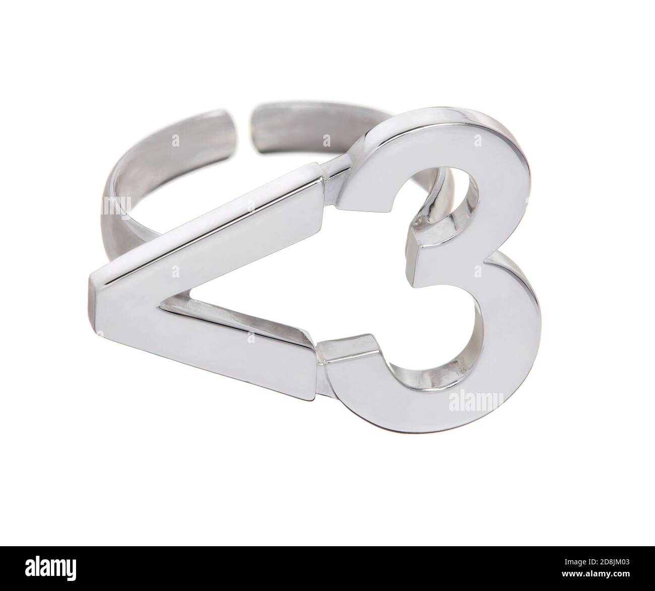 un'emoticon cuore argento <3 anello fotografato su un bianco sfondo Foto Stock