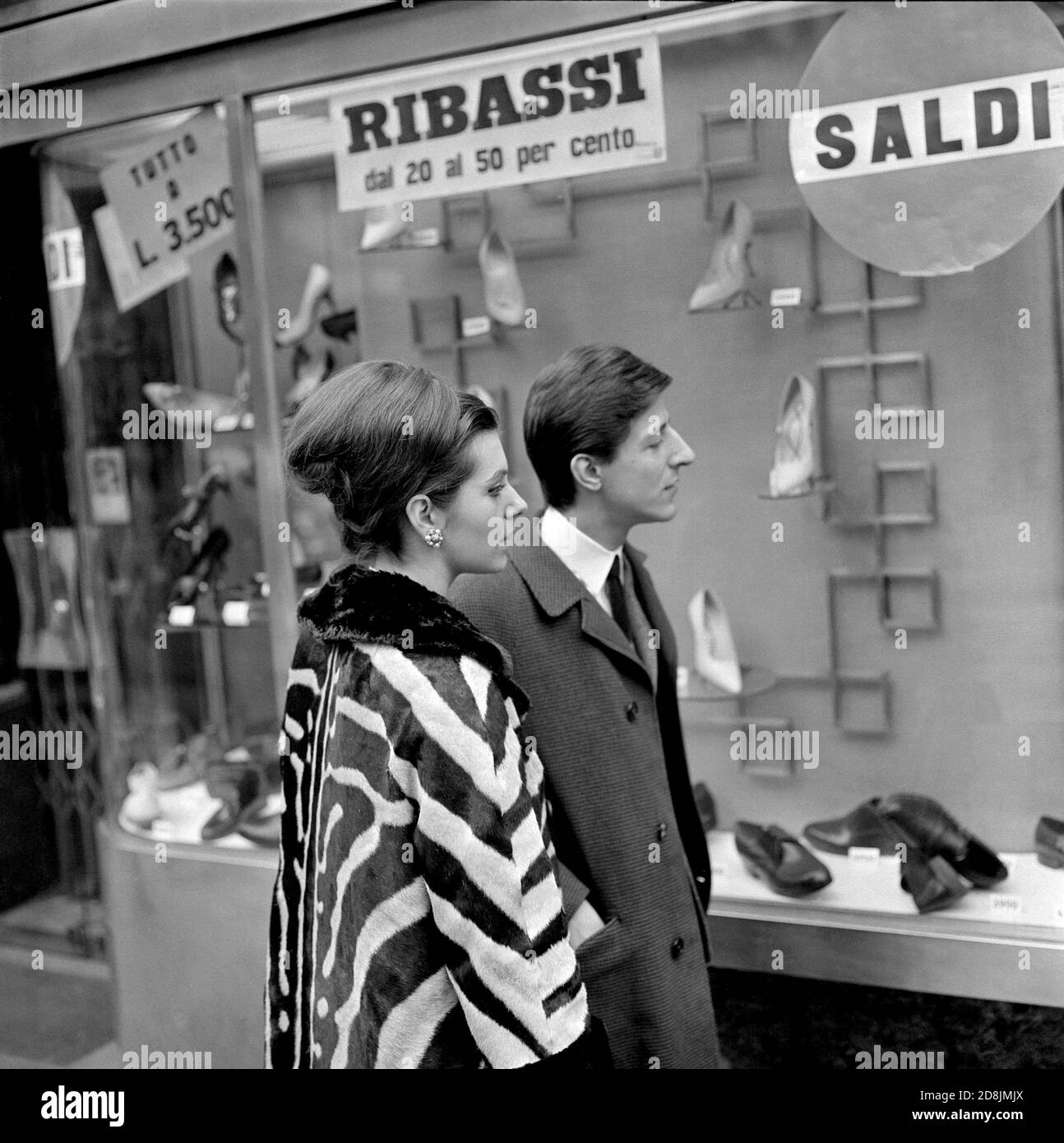 Giorgio Gaber con la sua fidanzata Ombretta Colli, Milano, 14 febbraio 1964. --- Giorgio Gaber con la fidanzata Ombretta Colli, Milano, 14 febbraio 1964. Foto Stock