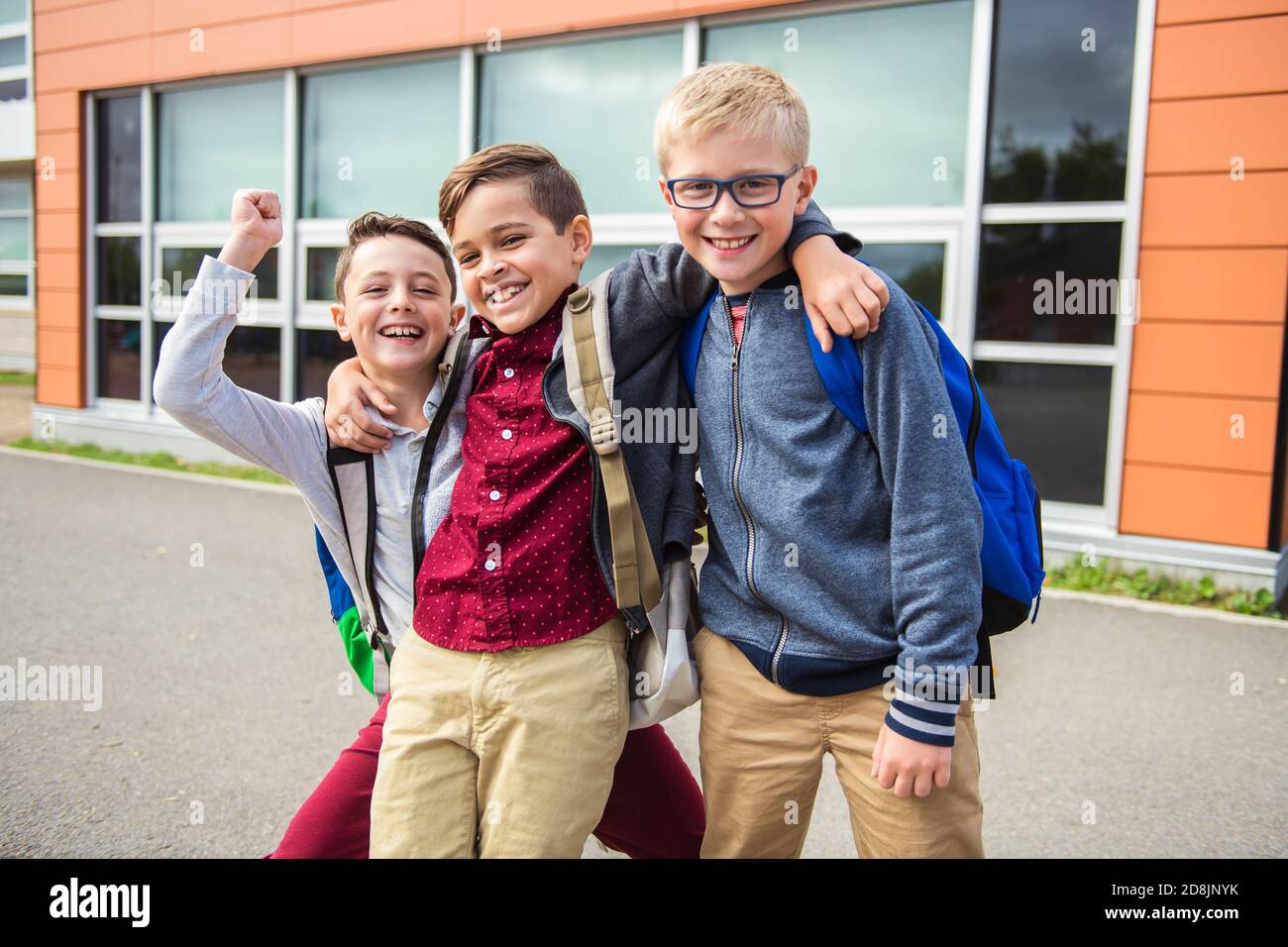 gruppo di bambini sullo sfondo della scuola divertendosi Foto Stock