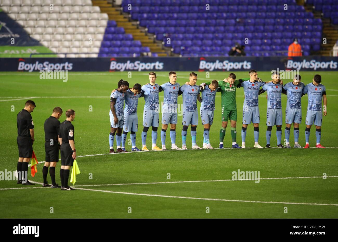 Coventry City durante un minuto di silenzio per l'ex giocatore inglese e Manchester United Nobby Stiles prima del lancio della partita Sky Bet Championship a St Andrews, Birmingham. Foto Stock