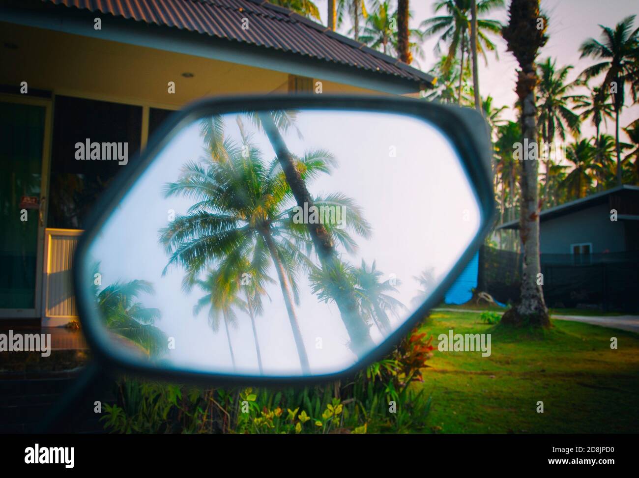 Specchio retrovisione fogged di uno scooter affittato la mattina presto, alla sistemazione economica del bungalow nel resort di Estremo Oriente, Isola di Koh Kood, Thailandia Foto Stock