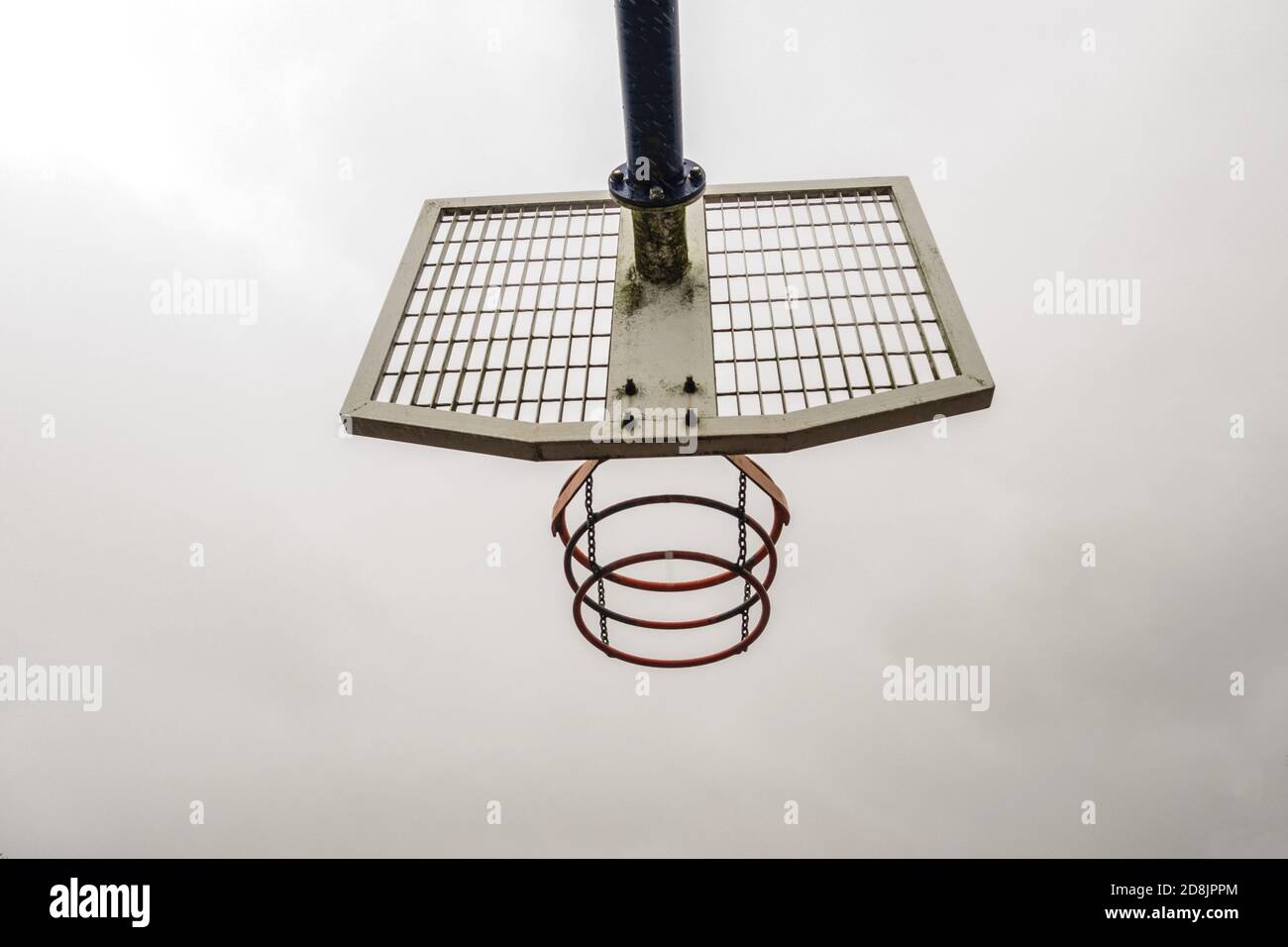 Rete da basket in un campo da pallacanestro pubblico Foto Stock