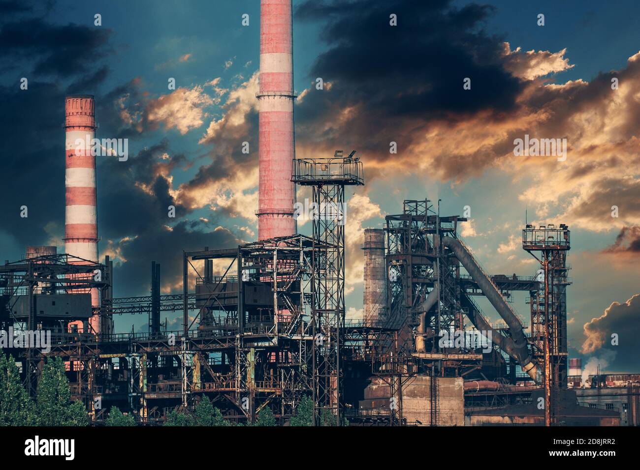 Fabbrica industriale petrolchimica dell'industria pesante, produzione di raffinerie elettriche con inquinamento da fumo. Foto Stock