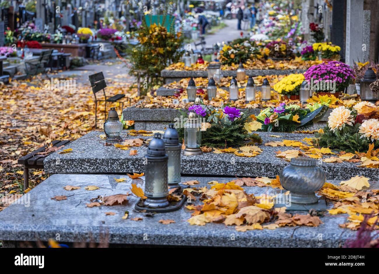 Autunno sul cimitero Wolski nella città di Varsavia, pochi giorni prima della festa di tutti i Santi in Polonia Foto Stock
