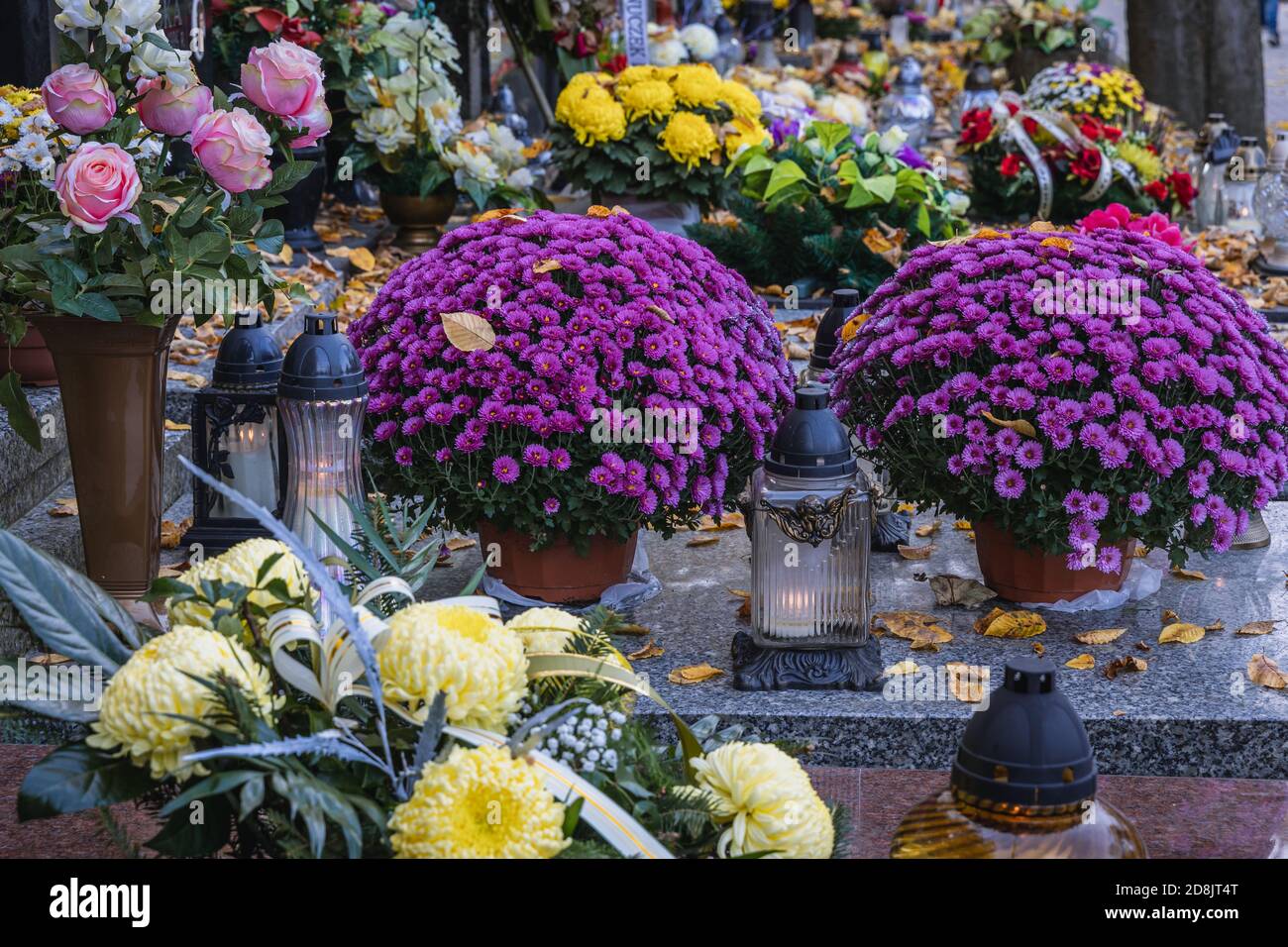 Decorazioni sepolcrali sul cimitero Wolski nella città di Varsavia, pochi giorni prima della festa di tutti i Santi in Polonia Foto Stock
